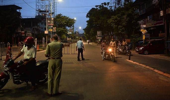 Pune Night Curfew : Pune citizens beware of falling out of the house for no reason; Inquiries will be held in 96 places | Pune Night Curfew : पुणेकरांनो, विनाकारण घराबाहेर पडत असाल तर सावधान; तब्बल ९६ ठिकाणी होऊ शकते अडवणूक Pune Night Curfew : Pune citizens beware of falling out of the house for no reason; Inquiries will be held in 96 places | Pune Night Curfew : पुणेकरांनो, विनाकारण घराबाहेर पडत असाल तर सावधान; तब्बल ९६ ठिकाणी होऊ शकते अडवणूक