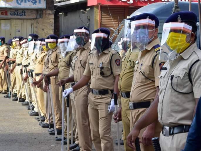 Police raids at 'Thirty First' intersection in Pimpri; 'Watch' of mobile squads on rioters | पिंपरीत 'थर्टी फस्ट' चौकाचौकांत पोलिसांचा फाैजफाटा; धांगडधिंगा करणाऱ्यांवर फिरत्या पथकांचा ‘वाॅच’ Police raids at 'Thirty First' intersection in Pimpri; 'Watch' of mobile squads on rioters | पिंपरीत 'थर्टी फस्ट' चौकाचौकांत पोलिसांचा फाैजफाटा; धांगडधिंगा करणाऱ्यांवर फिरत्या पथकांचा ‘वाॅच’