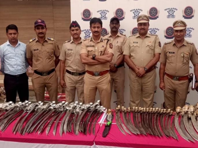 Courier in Pimpri ordered 97 swords 2 cookers 9 sheaths | पिंपरीत कुरीअरने मागवल्या ९७ तलवारी, २ कुकरी, ९ म्यान; तब्बल ३ लाखांची शस्त्रे Courier in Pimpri ordered 97 swords 2 cookers 9 sheaths | पिंपरीत कुरीअरने मागवल्या ९७ तलवारी, २ कुकरी, ९ म्यान; तब्बल ३ लाखांची शस्त्रे