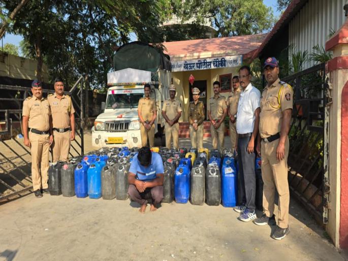 Plastic cans hidden under wooden casing; Hand-made liquor worth Rs 2 lakh seized, police take drastic action against Loni Kalbhor! | लाकडी भूश्याखाली लपवले प्लास्टिक कॅन; तब्बल २ लाखांची हातभट्टी दारू जप्त, लोणी काळभोर पोलिसांची धडक कारवाई!