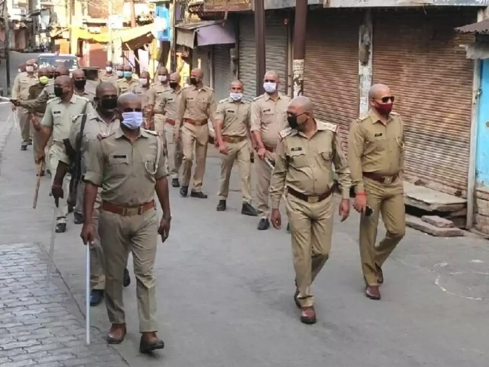 CoronaVirus : 75 Policemen Got Shaved Over Coronavirus Cases In Agra rkp | CoronaVirus : कोरोनाचा संसर्ग रोखण्यासाठी ७५ पोलिसांचे मुंडण CoronaVirus : 75 Policemen Got Shaved Over Coronavirus Cases In Agra rkp | CoronaVirus : कोरोनाचा संसर्ग रोखण्यासाठी ७५ पोलिसांचे मुंडण