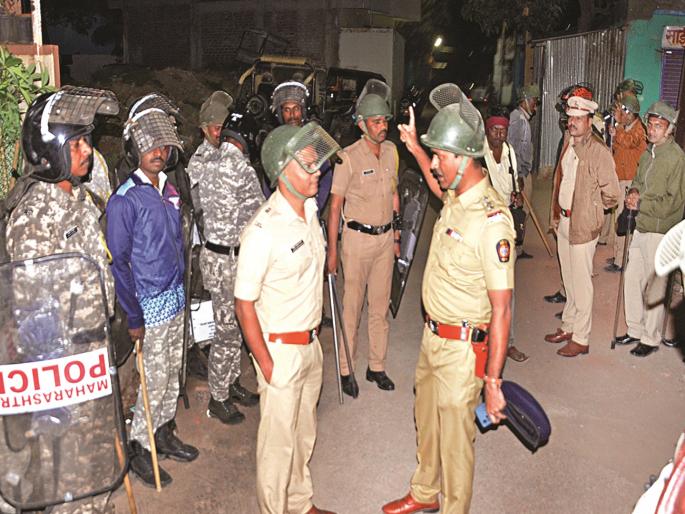 reckless youths car hits womens in Gandhinagar; Tension after stone pelting by mob | गांधीनगरमध्ये बेधुंद तरुणांच्या कारने उडवले; जमावाकडून तुफान दगडफेकीनंतर तणाव reckless youths car hits womens in Gandhinagar; Tension after stone pelting by mob | गांधीनगरमध्ये बेधुंद तरुणांच्या कारने उडवले; जमावाकडून तुफान दगडफेकीनंतर तणाव