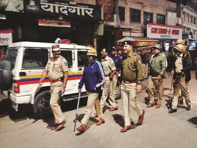 Tension from the handkerchief around the young man's neck, peace in Katkat gate area with police vigilance | तरुणाच्या गळ्यातल्या रुमालावरून तणाव, कटकट गेट परिसरात पोलिसांच्या सतर्कतेने शांतता Tension from the handkerchief around the young man's neck, peace in Katkat gate area with police vigilance | तरुणाच्या गळ्यातल्या रुमालावरून तणाव, कटकट गेट परिसरात पोलिसांच्या सतर्कतेने शांतता