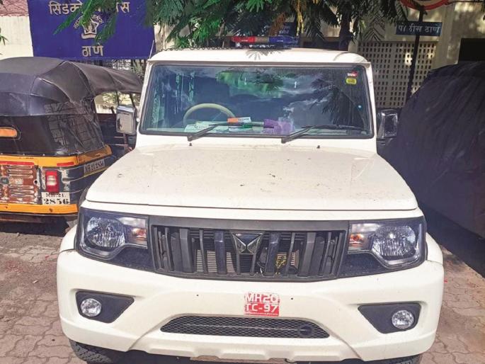 Son Susat from Tehsildar father's car; shining by Amber lights, sirens sounds | तहसीलदार बापाच्या गाडीतून मुलगा सुसाट; अंबर दिवा लावून सायरन वाजवत शायनिंग अंगलट