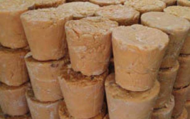 Juggernaut used for country liquor seized: Smuggling from Madhya Pradesh | हातभट्टीच्या दारूसाठी वापरला जाणारा गूळ पकडला : मध्य प्रदेशातून तस्करी Juggernaut used for country liquor seized: Smuggling from Madhya Pradesh | हातभट्टीच्या दारूसाठी वापरला जाणारा गूळ पकडला : मध्य प्रदेशातून तस्करी