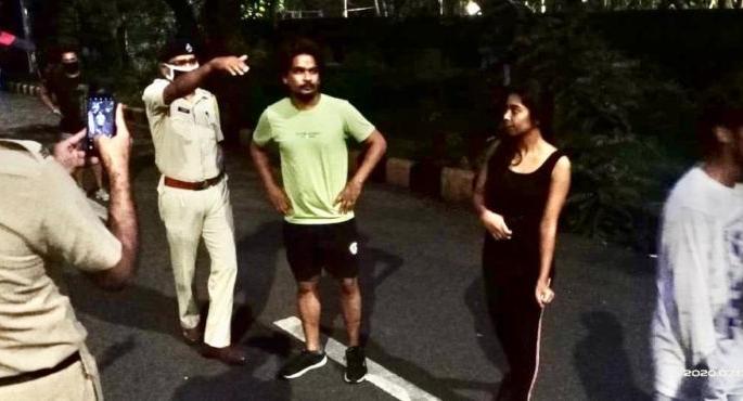 Action taken against 28 people in Nagpur for not wearing mask | नागपुरात मास्क न लावणाऱ्या २८ जणांवर कारवाई Action taken against 28 people in Nagpur for not wearing mask | नागपुरात मास्क न लावणाऱ्या २८ जणांवर कारवाई