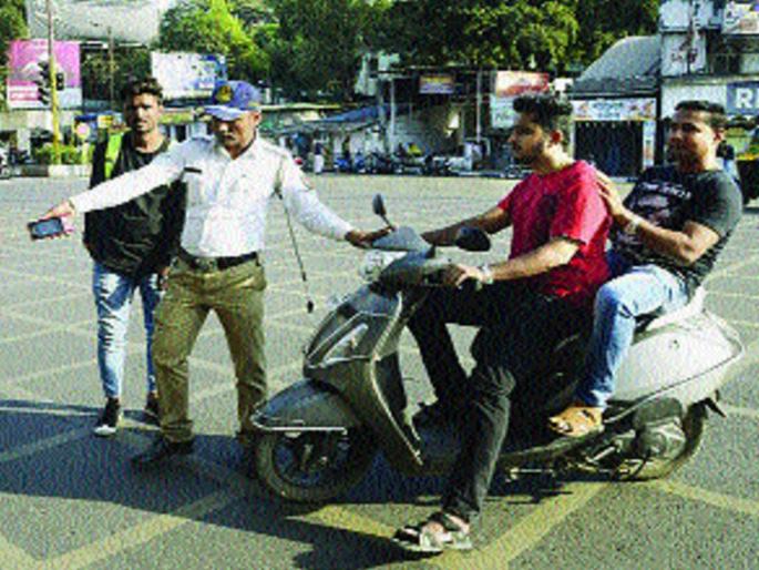 Police action on five lakh two-wheelers in the state in four months | चार महिन्यांत राज्यात पाच लाख दुचाकीस्वारांवर पोलिसांची कारवाई Police action on five lakh two-wheelers in the state in four months | चार महिन्यांत राज्यात पाच लाख दुचाकीस्वारांवर पोलिसांची कारवाई