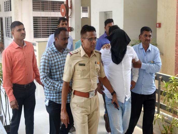 Muthoot DURDA: Succesful of chickens in Surat of Mharka; Five fugitives escaped | मुथूट दरोडा : म्होरक्याच्या सुरतमध्ये आवळल्या मुसक्या; पाच साथीदार फरार Muthoot DURDA: Succesful of chickens in Surat of Mharka; Five fugitives escaped | मुथूट दरोडा : म्होरक्याच्या सुरतमध्ये आवळल्या मुसक्या; पाच साथीदार फरार