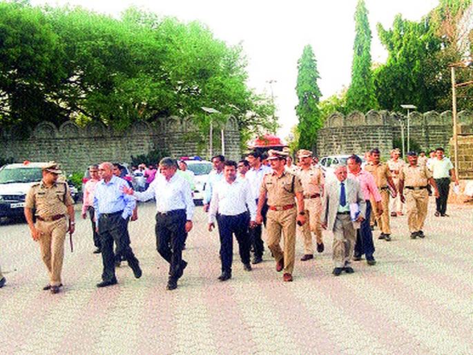 Inquiry commission, Coorga Bhima, gift confidential, affidavit notice | चौकशी आयोग कोरेगाव भीमात, भेट गोपनीय, शपथपत्र देण्याच्या सूचना Inquiry commission, Coorga Bhima, gift confidential, affidavit notice | चौकशी आयोग कोरेगाव भीमात, भेट गोपनीय, शपथपत्र देण्याच्या सूचना