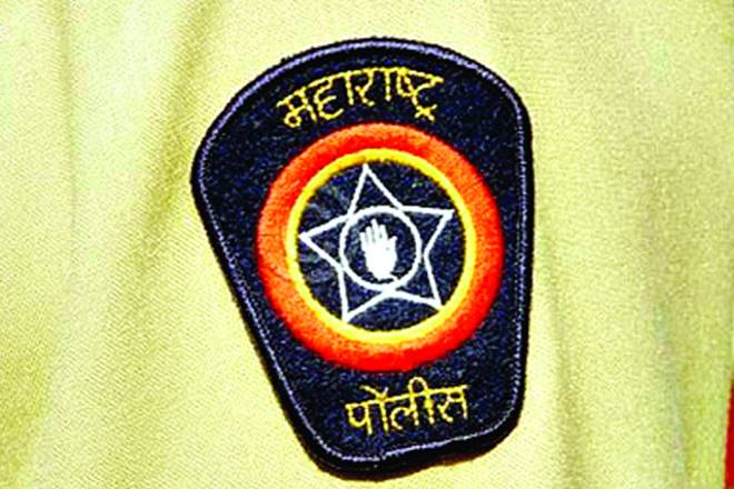 Domestic quarrel angers police! | घरगुती भांडणाचा राग काढला पोलिसावर! Domestic quarrel angers police! | घरगुती भांडणाचा राग काढला पोलिसावर!