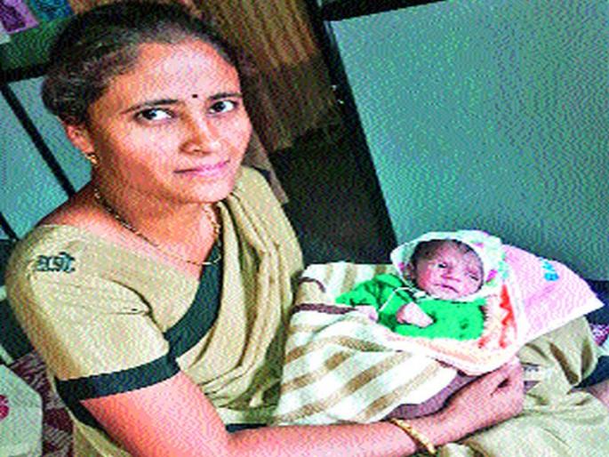 The boredom of the police is to the newborn infant | फेकून दिलेल्या नवजात अर्भकाला पोलिसांच्या मायेची ऊब