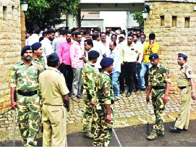 Stressful calm in Rukdi area; Nature of the camp in the village | रूकडी परिसरात तणावपूर्ण शांतता; गावाला छावणीचे स्वरूप Stressful calm in Rukdi area; Nature of the camp in the village | रूकडी परिसरात तणावपूर्ण शांतता; गावाला छावणीचे स्वरूप