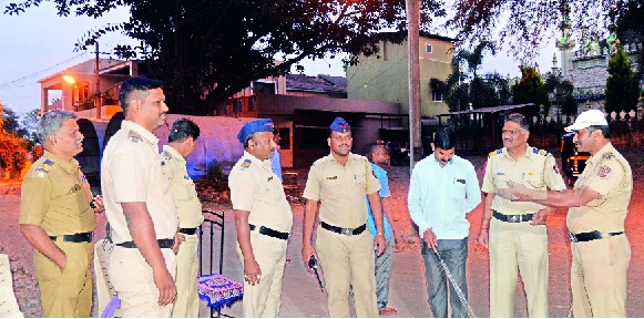 After the breakdown of the crackdown, it is also a hundredth century: double explosion of Satara police | तडीपारीच्या विक्रमानंतर आता मोक्कातही शतक : सातारा पोलिसांची डबल धमाका कारवाई After the breakdown of the crackdown, it is also a hundredth century: double explosion of Satara police | तडीपारीच्या विक्रमानंतर आता मोक्कातही शतक : सातारा पोलिसांची डबल धमाका कारवाई