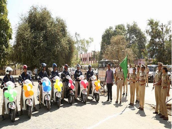 Roed Day 'in Beed; Instead of Gulab, a two-wheeler donate to 'Damini' from the people's participation | बीडमध्ये असाही ‘रोझ डे’; गुलाबऐवजी लोकसहभागातून ‘दामिनी’पथकाला दुचाकी भेट