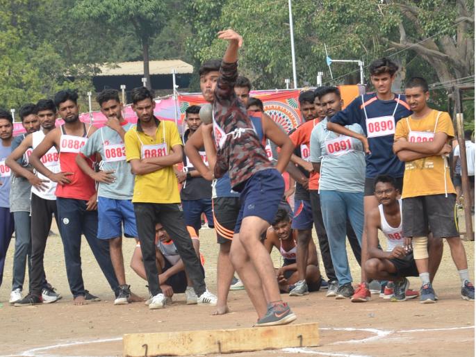 Doctors, engineers, lawyers run to become cops; 157 candidates for one seat | पोलिस होण्यासाठी धावताहेत डॉक्टर, इंजिनिअर, वकील; एका जागेसाठी १५७ उमेदवार मैदानात Doctors, engineers, lawyers run to become cops; 157 candidates for one seat | पोलिस होण्यासाठी धावताहेत डॉक्टर, इंजिनिअर, वकील; एका जागेसाठी १५७ उमेदवार मैदानात