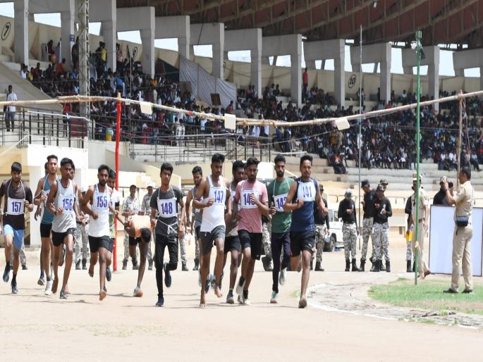 Condition: 12th pass, came 55% post graduation; Culmination of hard work of highly educated for police recruitment | अट बारावी उत्तीर्ण, आले ५५ % पदव्युत्तर; पोलिस भरतीसाठी उच्च शिक्षितांच्या कष्टांची पराकाष्ठा Condition: 12th pass, came 55% post graduation; Culmination of hard work of highly educated for police recruitment | अट बारावी उत्तीर्ण, आले ५५ % पदव्युत्तर; पोलिस भरतीसाठी उच्च शिक्षितांच्या कष्टांची पराकाष्ठा