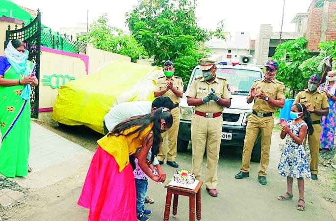 Police said, Happy Birthday to you! | पोलीस म्हणाले, हॅप्पी बर्थडे टू यू! Police said, Happy Birthday to you! | पोलीस म्हणाले, हॅप्पी बर्थडे टू यू!