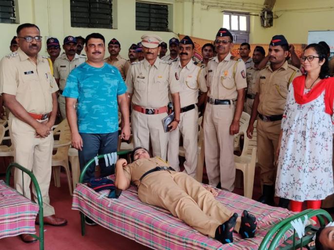 Blood donation made by police officers, employees | १०१ पोलीस अधिकारी, कर्मचाऱ्यांनी केले रक्तदान Blood donation made by police officers, employees | १०१ पोलीस अधिकारी, कर्मचाऱ्यांनी केले रक्तदान