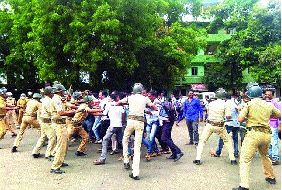 'Watch' roundabout of four thousand police constables: Spontaneous support of organizations and organizations in the district | चार हजार पोलिसांचा बंदवर ‘वॉच’ चौकाचौकात बंदोबस्त : जिल्ह्यातील संस्था अन् संघटनांचा उत्स्फूर्त पाठिंबा 'Watch' roundabout of four thousand police constables: Spontaneous support of organizations and organizations in the district | चार हजार पोलिसांचा बंदवर ‘वॉच’ चौकाचौकात बंदोबस्त : जिल्ह्यातील संस्था अन् संघटनांचा उत्स्फूर्त पाठिंबा