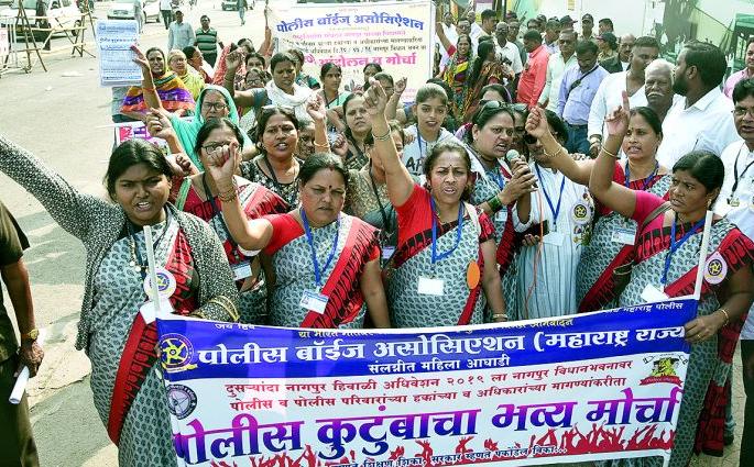 Give 10% reservation in police recruitment: Police family morcha | पोलीस भरतीत १० टक्के आरक्षण द्या : पोलीस कुटुंबाचा मोर्चा Give 10% reservation in police recruitment: Police family morcha | पोलीस भरतीत १० टक्के आरक्षण द्या : पोलीस कुटुंबाचा मोर्चा