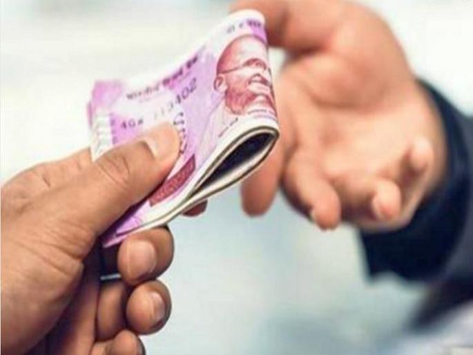 Police constable caught while accepting bribe of Rs 5,000 | ५ हजाराची लाच स्विकारताना पोलीस हवालदार जाळ्यात Police constable caught while accepting bribe of Rs 5,000 | ५ हजाराची लाच स्विकारताना पोलीस हवालदार जाळ्यात