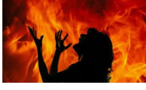 In Nagpur, the wife of a police man set herself on fire | नागपुरात पोलीस कर्मचाऱ्याच्या पत्नीने जाळून घेतले In Nagpur, the wife of a police man set herself on fire | नागपुरात पोलीस कर्मचाऱ्याच्या पत्नीने जाळून घेतले
