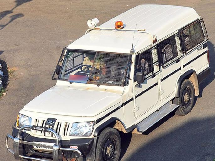 Private driver on the police car? | पोलिसांच्या गाडीवर खाजगी वाहनचालक? Private driver on the police car? | पोलिसांच्या गाडीवर खाजगी वाहनचालक?