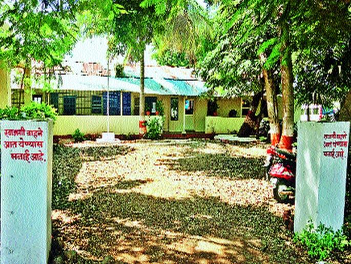 The police are doing the work, the walls are broken, the walls are depleted, the overly scorched letters on the head | पोलीसच करताहेत जीव मुठीत धरून काम, भिंती झाल्या आहेत जीर्ण, डोक्यावर अधांतरी कुजलेले पत्रे The police are doing the work, the walls are broken, the walls are depleted, the overly scorched letters on the head | पोलीसच करताहेत जीव मुठीत धरून काम, भिंती झाल्या आहेत जीर्ण, डोक्यावर अधांतरी कुजलेले पत्रे