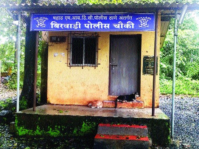 The liquor barricade built in Bandwadi police station | बिरवाडीतील बंद पोलीस चौकी बनली मद्यपींचा अड्डा The liquor barricade built in Bandwadi police station | बिरवाडीतील बंद पोलीस चौकी बनली मद्यपींचा अड्डा
