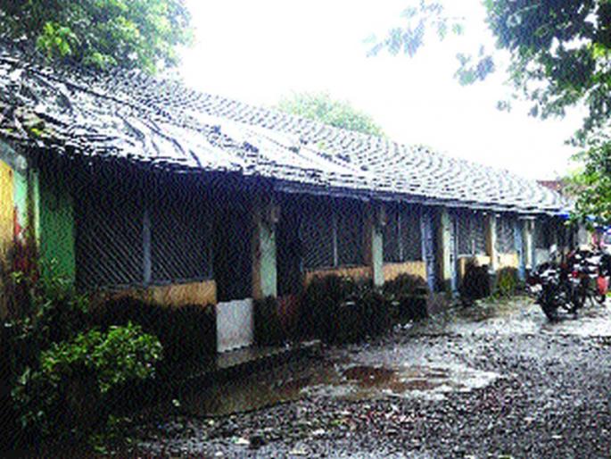 Police colonization deterioration; Disorganized situation | पोलीस वसाहतीची दुरवस्था; पडघ्यातील विदारक परिस्थिती Police colonization deterioration; Disorganized situation | पोलीस वसाहतीची दुरवस्था; पडघ्यातील विदारक परिस्थिती