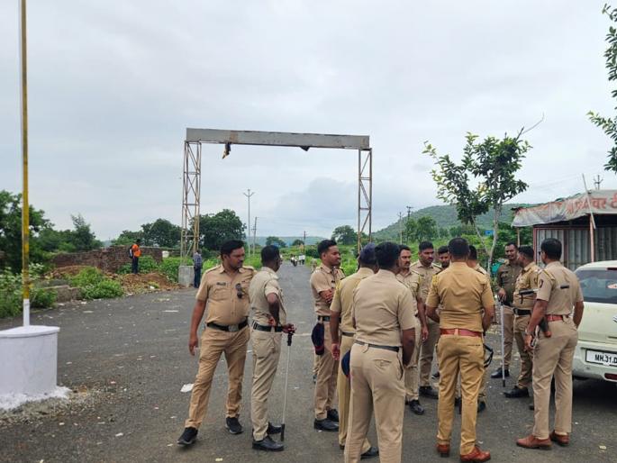Beed: Tension over tearing of banner at Bhogalwadi fata; Case registered against six people | Beed: भोगलवाडी फाट्यावर बॅनर फाडल्याने तणाव; सहाजणांवर गुन्हा दाखल Beed: Tension over tearing of banner at Bhogalwadi fata; Case registered against six people | Beed: भोगलवाडी फाट्यावर बॅनर फाडल्याने तणाव; सहाजणांवर गुन्हा दाखल