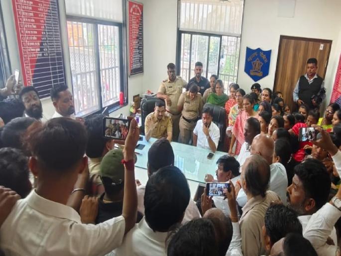 Relatives who came to file a complaint in the case of molestation of a six-year-old child in Shahapur, Ichalkaranji were kept waiting for three hours citizens marched to the police station | Kolhapur: सहा वर्षीय चिमुकलीचा विनयभंग; फिर्याद देण्यास आलेल्या नातेवाईकांना तीन तास ताटकळत ठेवले, नागरिकांचा पोलिस ठाण्यावर मोर्चा Relatives who came to file a complaint in the case of molestation of a six-year-old child in Shahapur, Ichalkaranji were kept waiting for three hours citizens marched to the police station | Kolhapur: सहा वर्षीय चिमुकलीचा विनयभंग; फिर्याद देण्यास आलेल्या नातेवाईकांना तीन तास ताटकळत ठेवले, नागरिकांचा पोलिस ठाण्यावर मोर्चा