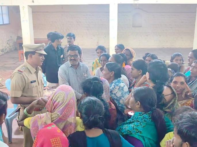 Elgar of women for liquor ban in Karkhedi, assurance of action from Thanedar | कारखेड्यात दारूबंदीसाठी महिलांचा एल्गार, ठाणेदारांकडून कारवाइचे आश्वासन Elgar of women for liquor ban in Karkhedi, assurance of action from Thanedar | कारखेड्यात दारूबंदीसाठी महिलांचा एल्गार, ठाणेदारांकडून कारवाइचे आश्वासन