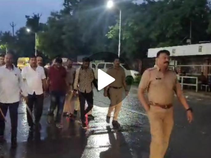 Where there is terror, there is punishment...! Vandalism criminal removed from Bhar Chowk | जिथं दहशत, तिथंच शिक्षा...! तोडफोड करणाऱ्या गुन्हेगाराची भर चौकातून काढली धिंड Where there is terror, there is punishment...! Vandalism criminal removed from Bhar Chowk | जिथं दहशत, तिथंच शिक्षा...! तोडफोड करणाऱ्या गुन्हेगाराची भर चौकातून काढली धिंड