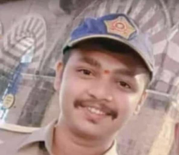 A policeman died after falling from the train near Kopar railway station | कोपर रेल्वे स्थानकाजवळ रेल्वेतून पडून पोलीस कर्मचाऱ्याचा मृत्यू A policeman died after falling from the train near Kopar railway station | कोपर रेल्वे स्थानकाजवळ रेल्वेतून पडून पोलीस कर्मचाऱ्याचा मृत्यू