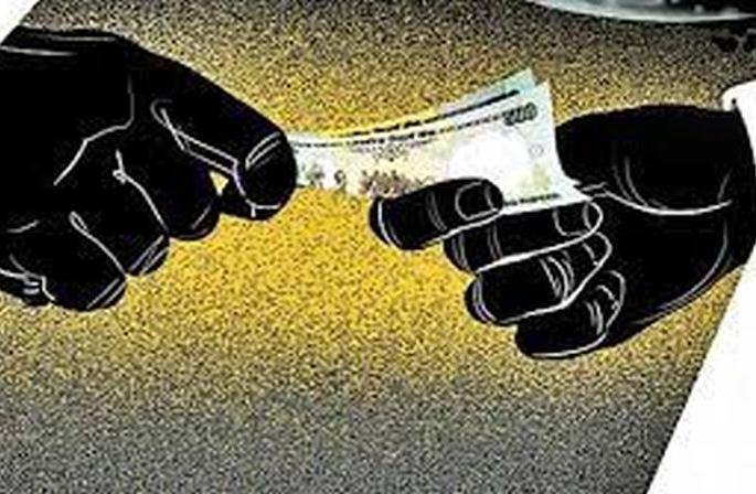 Police demanding Rs 2,000 bribe arested by ACB at Akola | दोन हजारांची लाच मागणारा पोलीस एसीबीच्या जाळ्यात