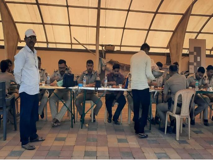 pune nashik high speed railway police who went to arrange villagers gave them meal | पुणे | मोजणीच्या बंदोबस्तासाठी गेले अन् गावकऱ्यांनी मिष्टान्न जेवून पाठवलं pune nashik high speed railway police who went to arrange villagers gave them meal | पुणे | मोजणीच्या बंदोबस्तासाठी गेले अन् गावकऱ्यांनी मिष्टान्न जेवून पाठवलं