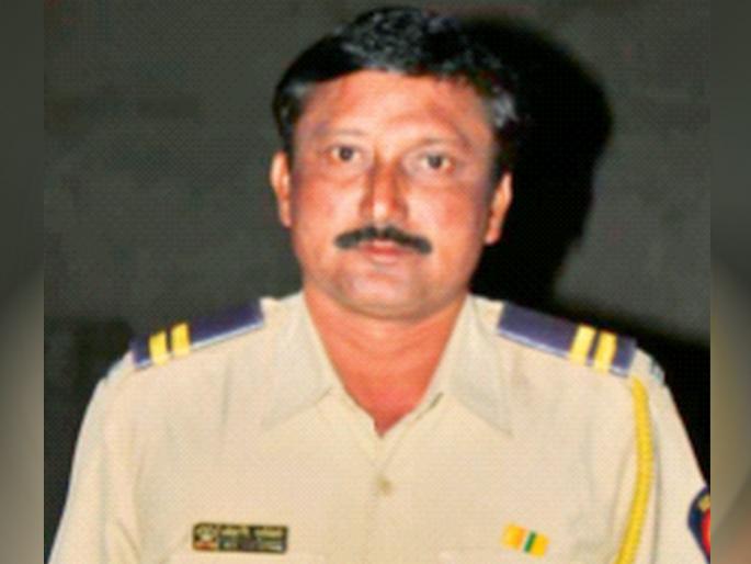 Policeman posted outside strongroom shoots himself | स्ट्राँगरूम बाहेर तैनात पोलिसाने स्वतःवर झाडली गोळी