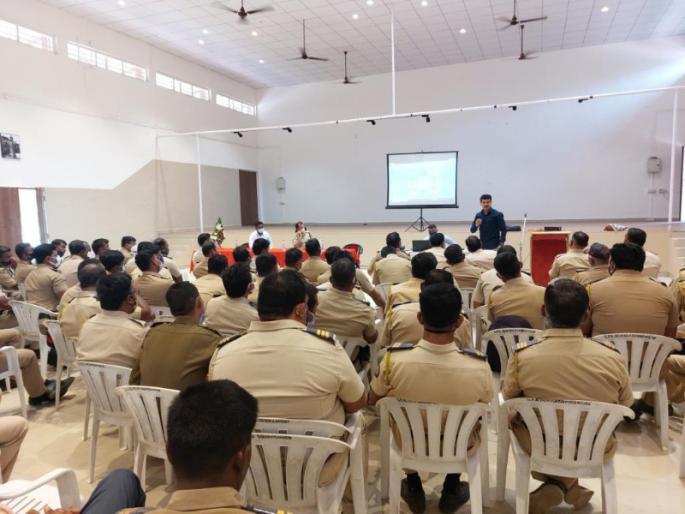 If you see a vehicle with fiber up or without a key, suppose it is a stolen vehicle | फायबर उचकटलेले अथवा चावीशिवाय गाडी चालू दिसली तर समजा चोरीची गाडी If you see a vehicle with fiber up or without a key, suppose it is a stolen vehicle | फायबर उचकटलेले अथवा चावीशिवाय गाडी चालू दिसली तर समजा चोरीची गाडी