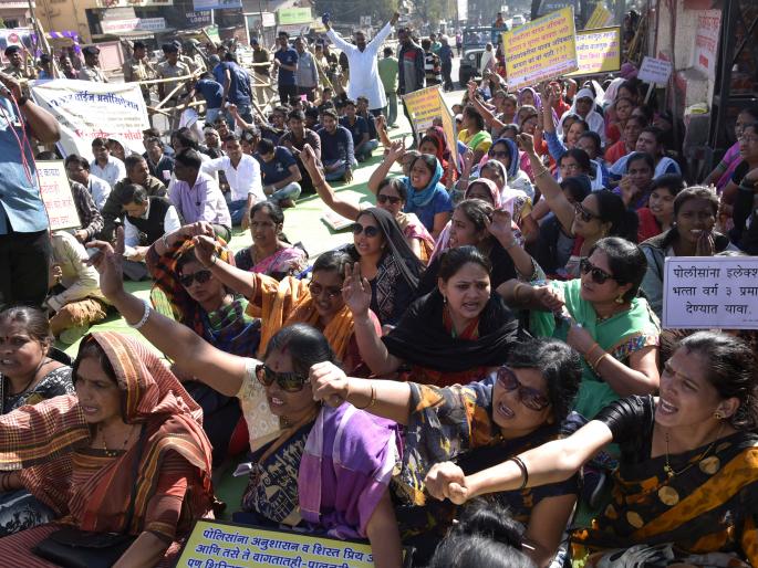 The police family is on the streets for fair demands | न्याय्य मागण्यांसाठी पोलिसांचे कुटुंब रस्त्यावर The police family is on the streets for fair demands | न्याय्य मागण्यांसाठी पोलिसांचे कुटुंब रस्त्यावर