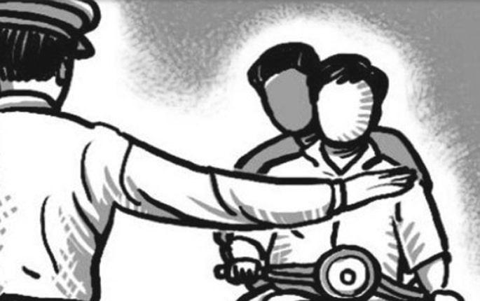 A large number of citizens went out in Pimpri-Weekend lockdown and action was taken against 361 people walking around without masks. | पिंपरीत विकेंड लॉकडाऊनमध्ये नागरिक मोठ्या संख्येने बाहेर, विनामास्क फिरणाऱ्या ३६१ जणांवर कारवाई A large number of citizens went out in Pimpri-Weekend lockdown and action was taken against 361 people walking around without masks. | पिंपरीत विकेंड लॉकडाऊनमध्ये नागरिक मोठ्या संख्येने बाहेर, विनामास्क फिरणाऱ्या ३६१ जणांवर कारवाई