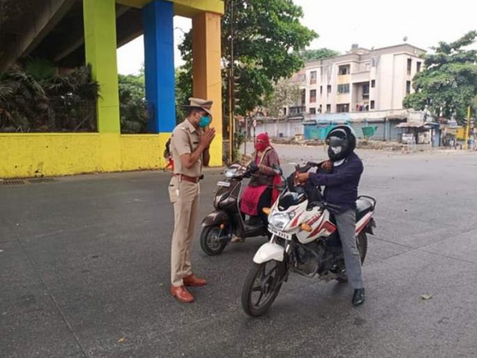 Police 'Gandhigiri' in Pune | पोलिसांनी वापरलेल्या ' या ' युक्तीने शरमेने झुकल्या 'त्यांच्या ' माना खाली Police 'Gandhigiri' in Pune | पोलिसांनी वापरलेल्या ' या ' युक्तीने शरमेने झुकल्या 'त्यांच्या ' माना खाली