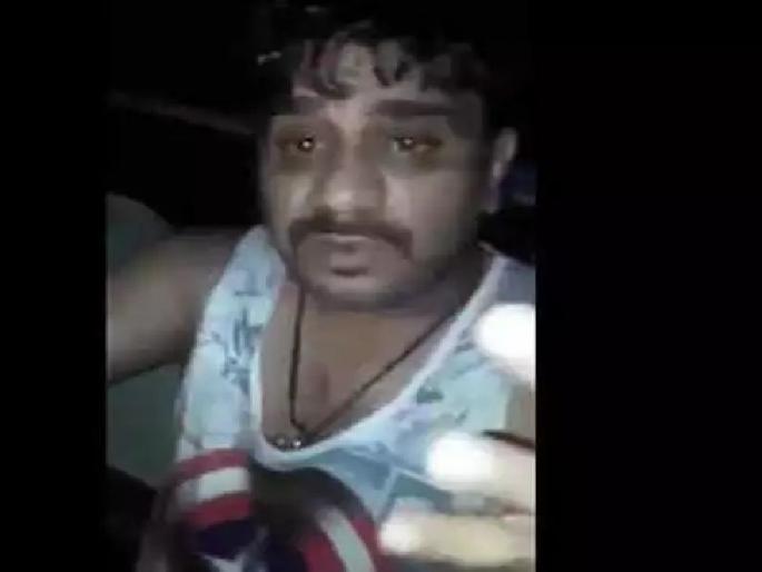 police inspector's dance on the road | टल्ली पोलिस इन्स्पेक्टरचा रस्त्यावर डान्स, वाहतुकीचा झाला खोळंबा police inspector's dance on the road | टल्ली पोलिस इन्स्पेक्टरचा रस्त्यावर डान्स, वाहतुकीचा झाला खोळंबा