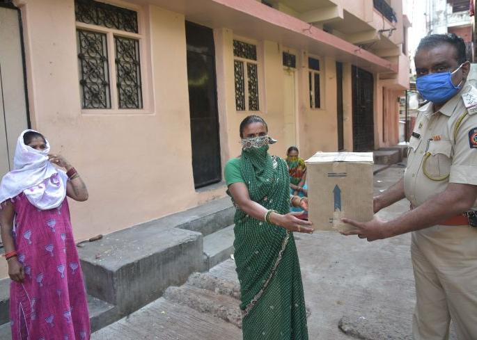 Lakdganj police in Nagpur express condolences: help to women in Ganga-Jamun | नागपूरच्या लकडगंज पोलिसांनी जपली संवेदना : गंगा-जमुनातील महिलांना मदतीचा हात Lakdganj police in Nagpur express condolences: help to women in Ganga-Jamun | नागपूरच्या लकडगंज पोलिसांनी जपली संवेदना : गंगा-जमुनातील महिलांना मदतीचा हात