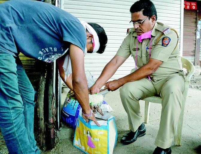 Nagpur police leads in service: Grain distribution to three lakh citizens | नागपूर पोलीस सेवाकार्यातही आघाडीवर : तीन लाख नागरिकांना केले धान्य वाटप Nagpur police leads in service: Grain distribution to three lakh citizens | नागपूर पोलीस सेवाकार्यातही आघाडीवर : तीन लाख नागरिकांना केले धान्य वाटप