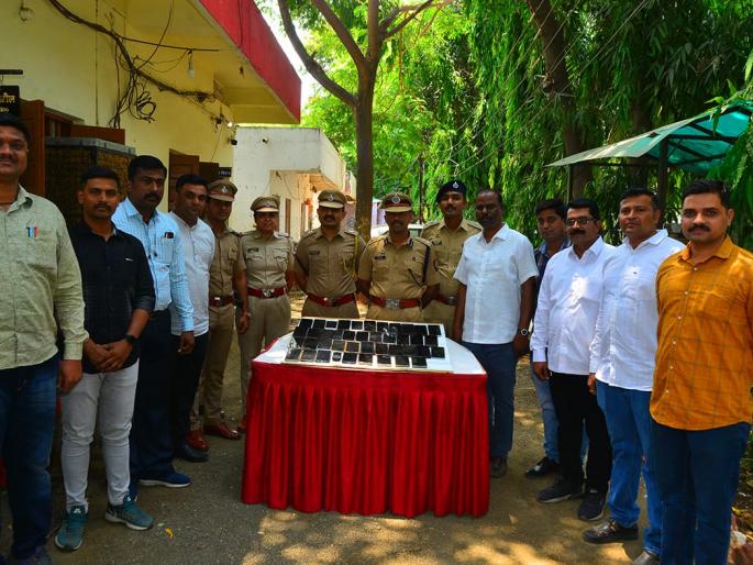police arrested jharkhand mobile thief gang jalgaon crime news | जळगाव : साहेब, तो बघा काळ्या बॅगवाला... अन् पकडताच मिळाले २७ मोबाईल police arrested jharkhand mobile thief gang jalgaon crime news | जळगाव : साहेब, तो बघा काळ्या बॅगवाला... अन् पकडताच मिळाले २७ मोबाईल