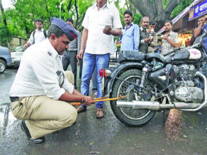 incidence in Pune: man escaped bike with police jammer | पुण्यात अजब चोरी : पोलिसांच्या जॅमरसह दुचाकी घेऊन मालक फरार incidence in Pune: man escaped bike with police jammer | पुण्यात अजब चोरी : पोलिसांच्या जॅमरसह दुचाकी घेऊन मालक फरार