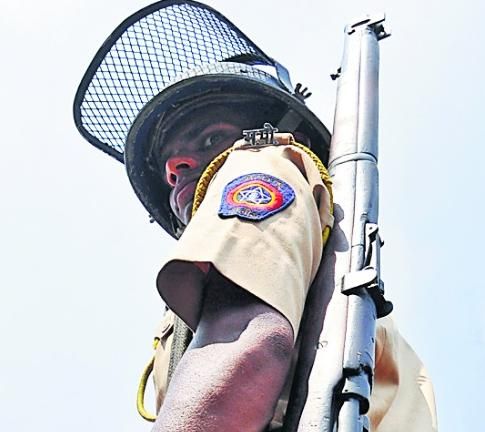 One lakh advance to Corona-bound police | कोरोना बाधित पोलिसाला एक लाखाचे अग्रीम