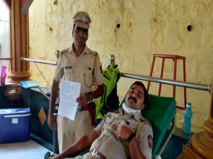 He did not attend the funeral While on duty, The police officer paid tribute by donating blood | ड्युटीवर असल्यामुळे अंत्यविधीला जाता आले नाही ; रक्तदान करून पोलिसाने वाहिली श्रद्धांजली He did not attend the funeral While on duty, The police officer paid tribute by donating blood | ड्युटीवर असल्यामुळे अंत्यविधीला जाता आले नाही ; रक्तदान करून पोलिसाने वाहिली श्रद्धांजली