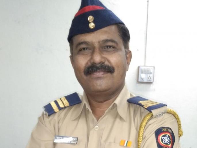 ... find out what God in this uniform did ... | ...अन् ती माऊली हात जोडून म्हणाली, 'तुम्हीच परमेश्वर, मी खाकीत देव पाहिला!' ... find out what God in this uniform did ... | ...अन् ती माऊली हात जोडून म्हणाली, 'तुम्हीच परमेश्वर, मी खाकीत देव पाहिला!'